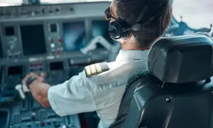 Ile zarabia pilot samolotu LOT? Zaskakujące różnice w wynagrodzeniu