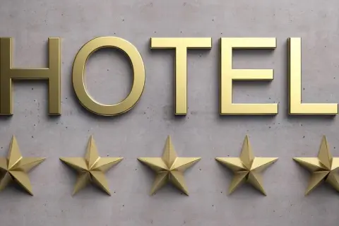 Co oznaczają gwiazdki w hotelu? Zrozum ich znaczenie i standardy