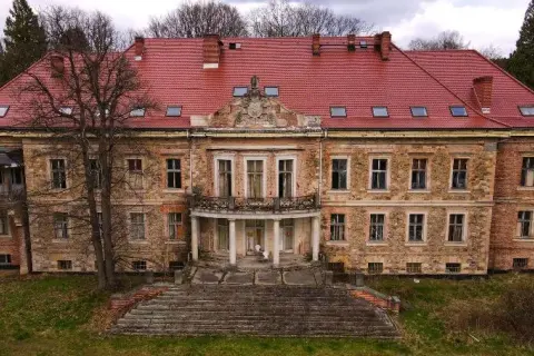 Pałac w Maciejowie: Historia, architektura i tajemnice miejsca