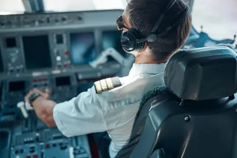 Ile zarabia pilot samolotu LOT? Zaskakujące różnice w wynagrodzeniu