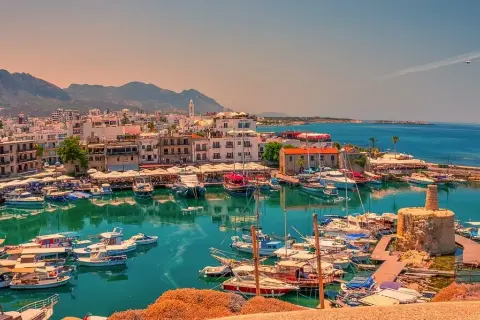 Ile trwa lot na Cypr Pafos z Warszawy? Sprawdź czas przelotu!