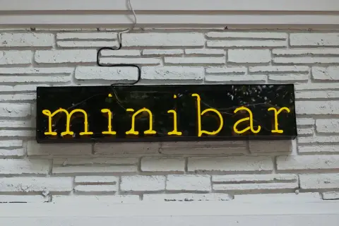 Czy minibar w hotelu jest płatny? Oto, co musisz wiedzieć, aby uniknąć kosztów