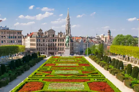 Ile trwa lot z Brukseli do Warszawy? Sprawdź czas podróży!