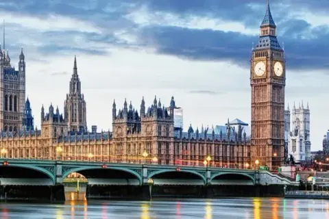 Ile trwa lot z Krakowa do Londynu? Sprawdź czas przelotu i więcej