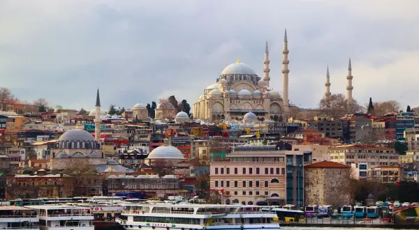 Ile trwa lot do Turcji z Krakowa? Czas lotu, który Cię zaskoczy