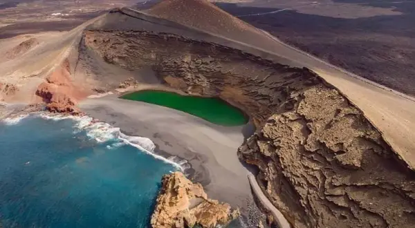 Ile trwa lot na Lanzarote z Warszawy? Czas, który warto znać