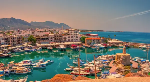 Ile trwa lot na Cypr Pafos z Warszawy? Sprawdź czas przelotu!