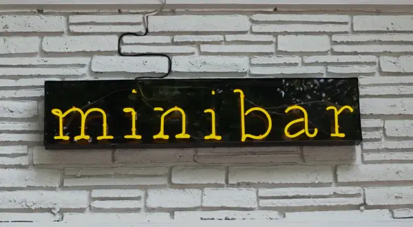 Czy minibar w hotelu jest płatny? Oto, co musisz wiedzieć, aby uniknąć kosztów