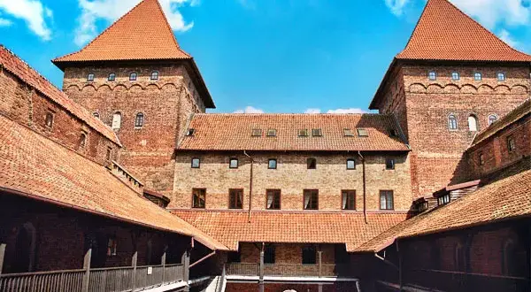 Zamek krzyżacki w Nidzicy: historia, tajemnice i atrakcje turystyczne