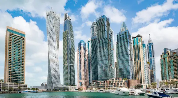 Ile trwa lot do Dubaju z Katowic? Sprawdź czas podróży i przesiadki