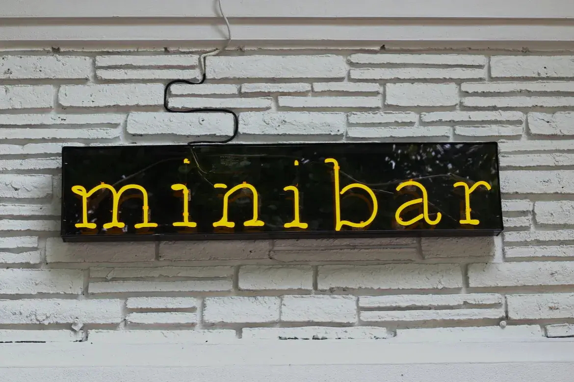 Czy minibar w hotelu jest płatny? Oto, co musisz wiedzieć, aby uniknąć kosztów