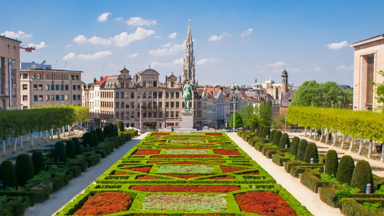 Ile trwa lot z Brukseli do Warszawy? Sprawdź czas podróży!