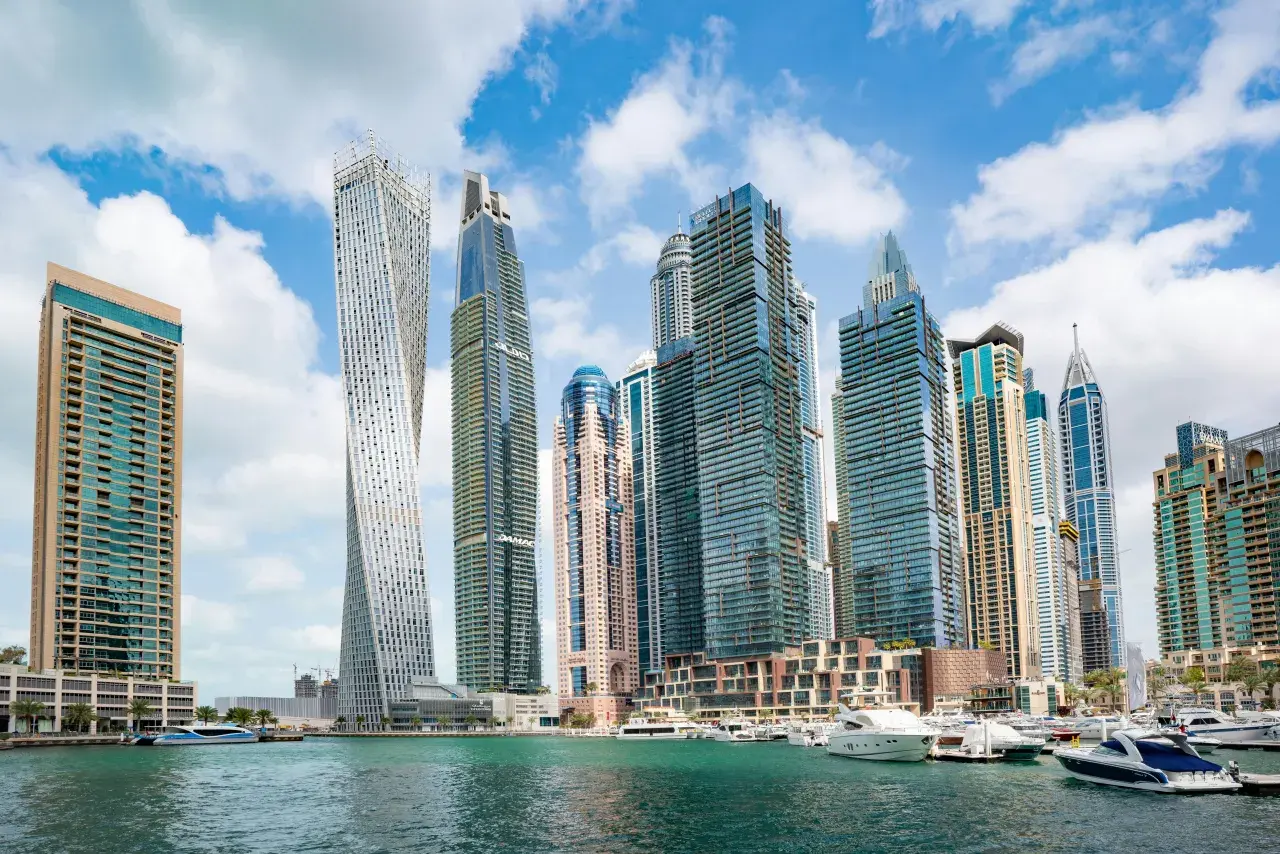 Ile trwa lot do Dubaju z Katowic? Sprawdź czas podróży i przesiadki