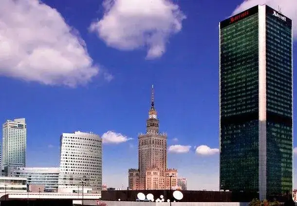 Zdjęcie Hotel Marriott Warszawa - Ile pięter ma ten imponujący budynek?