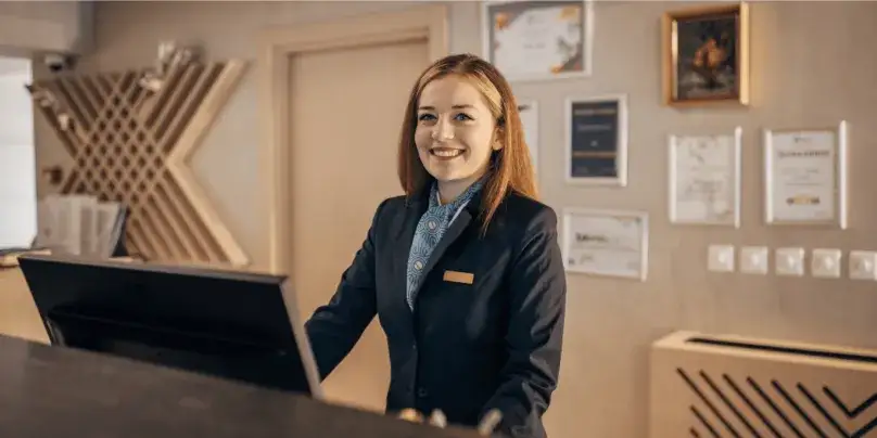 Zdjęcie Ile godzin pracuje recepcjonistka w hotelu? Odkryj prawdę o zmianach