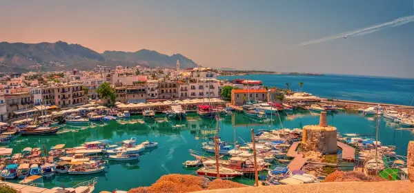 Ile trwa lot na Cypr Pafos z Warszawy? Sprawdź czas przelotu!