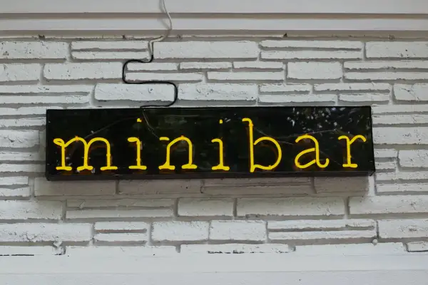 Czy minibar w hotelu jest płatny? Oto, co musisz wiedzieć, aby uniknąć kosztów