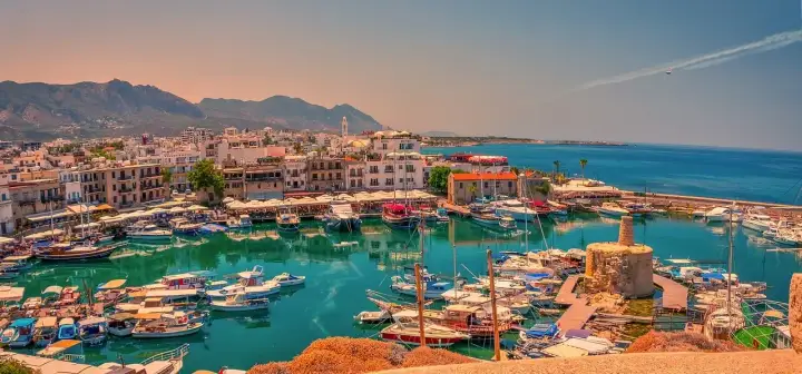 Ile trwa lot na Cypr Pafos z Warszawy? Sprawdź czas przelotu!